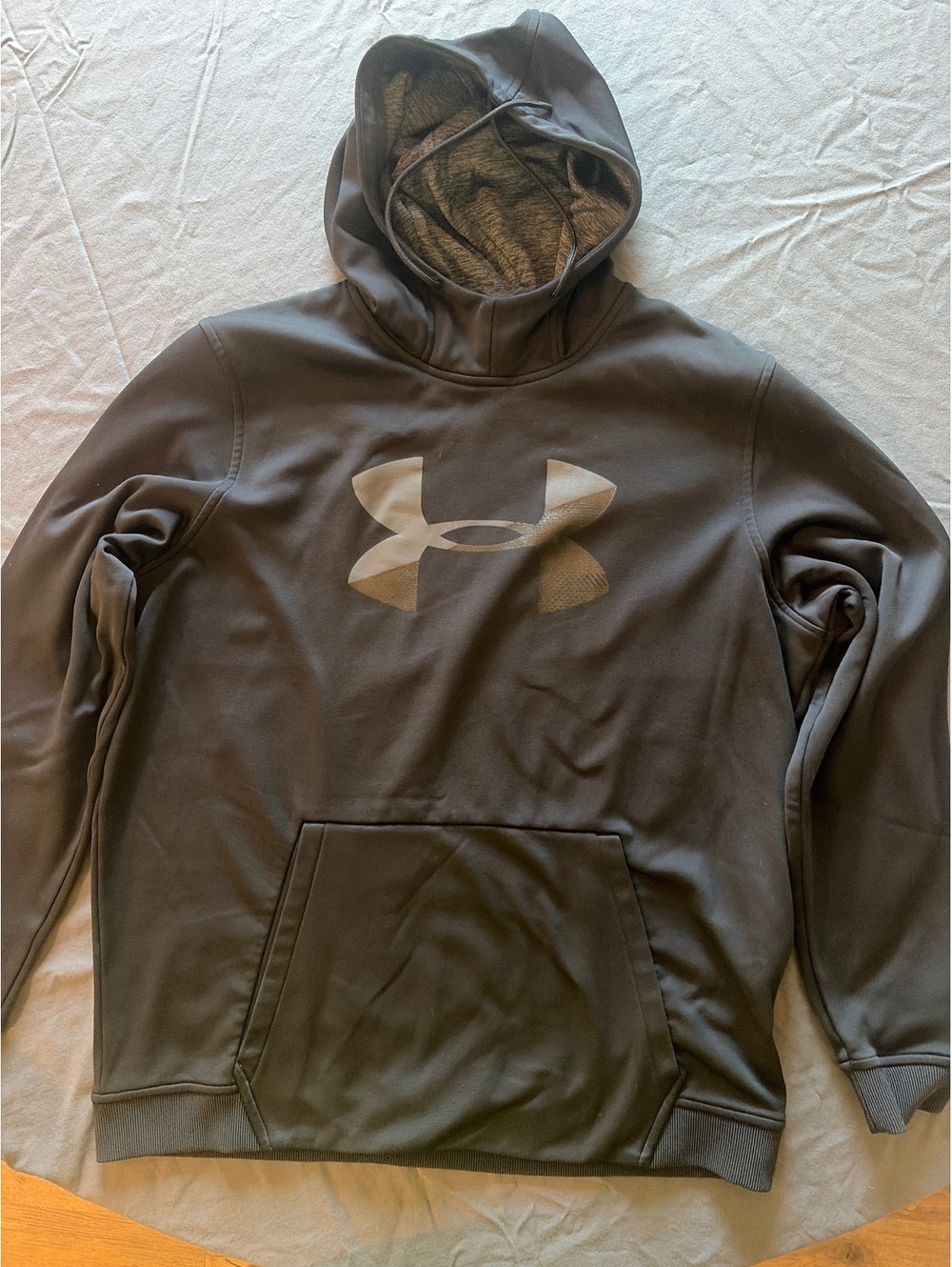 🔥 Under Armour Black Pullover Hoodie – Metallic Logo Detail 🔥